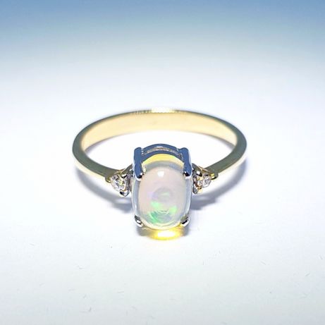 Złoty pierścionek zaręczynowy z opalem otoczonym brylantami Jubiler GT