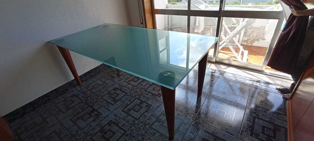 Mesa de sala elegante com design moderno
