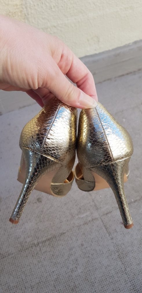 Sapatos dourados Marypaz