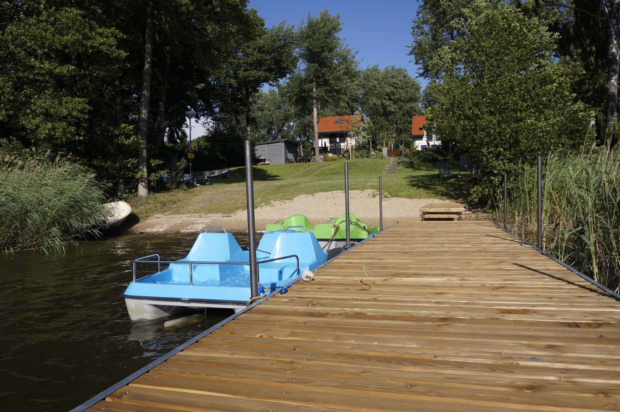 Domek letniskowy nad jeziorem z własną linią brzegową