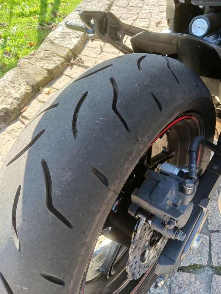 Kawasaki z800  bem estimada ... mota de dar umas voltas au fim de sema