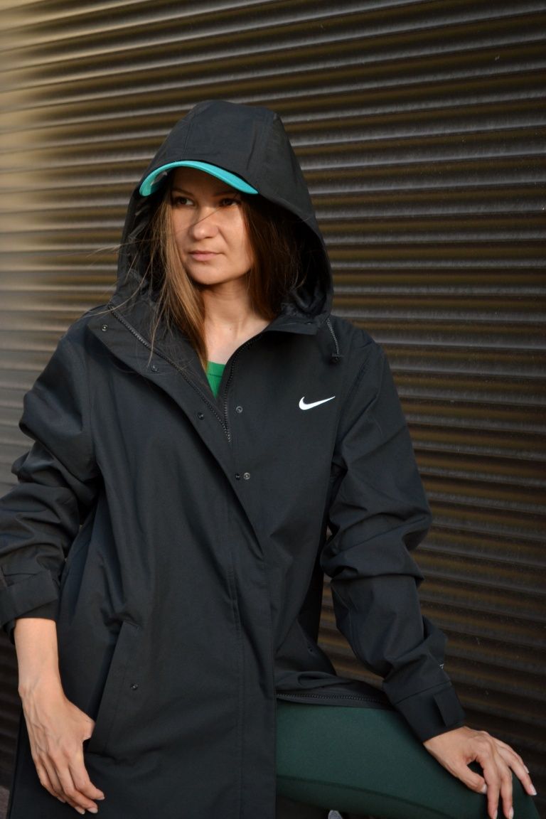 Жіноча чорна куртка Nike Essential Storm-Fit
