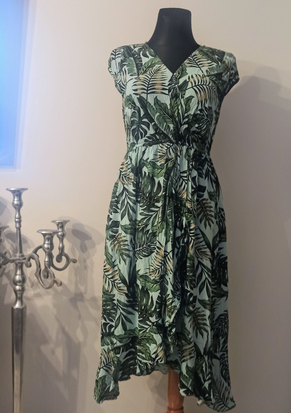 Kopertowa sukienka Hause z falbaną motyw liści