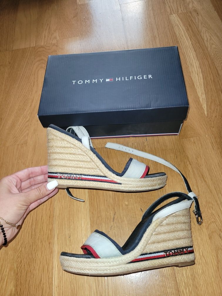 Tommy 37 sandały koturny