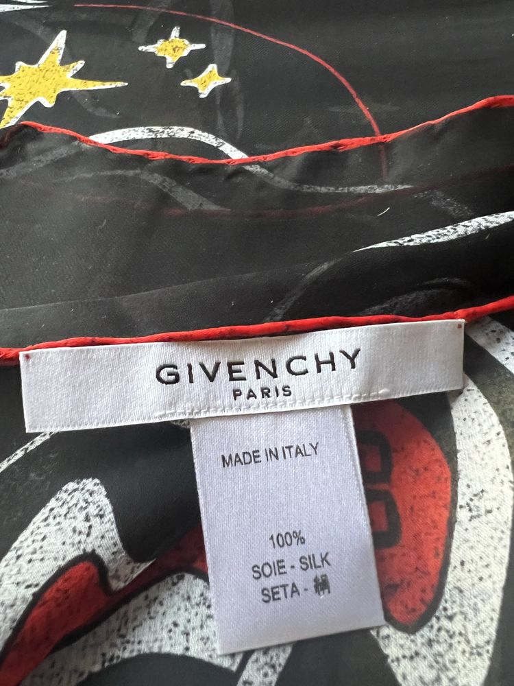 Nowa apaszka Givenchy