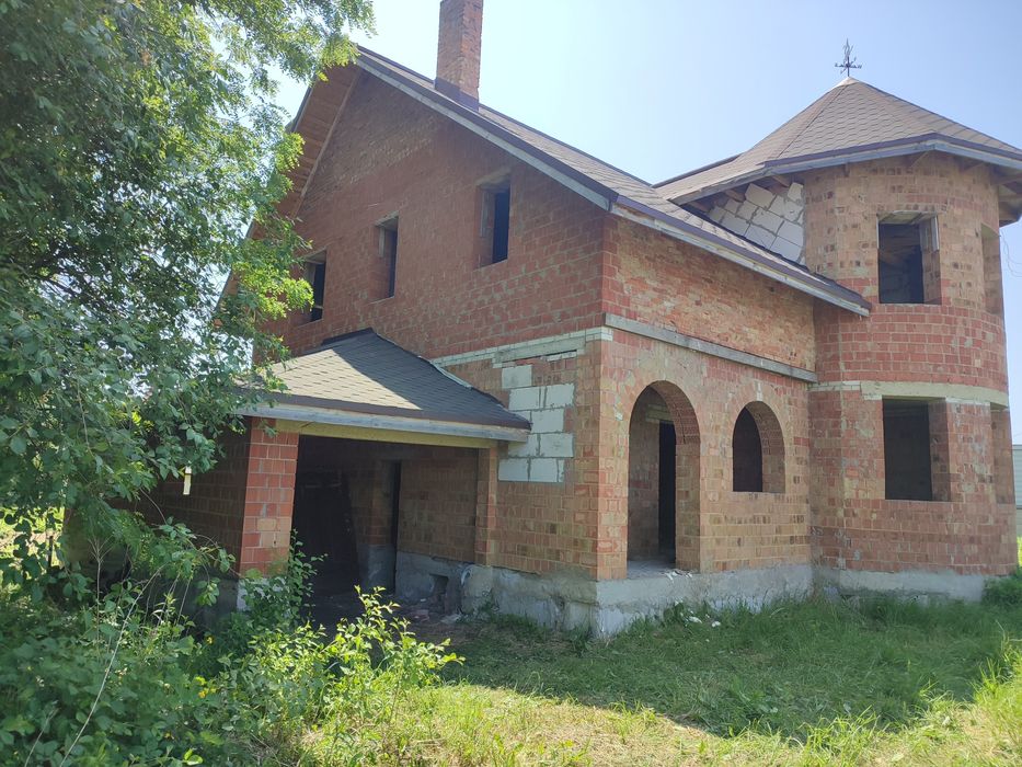 Продам добротний,двоповерховий цегляний будинок(недострой).