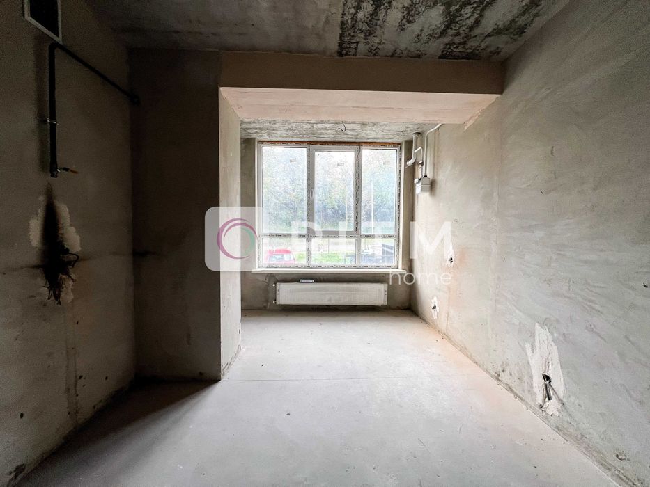 Продається простора квартира в ЖК «Над рікою» на першому поверсі.