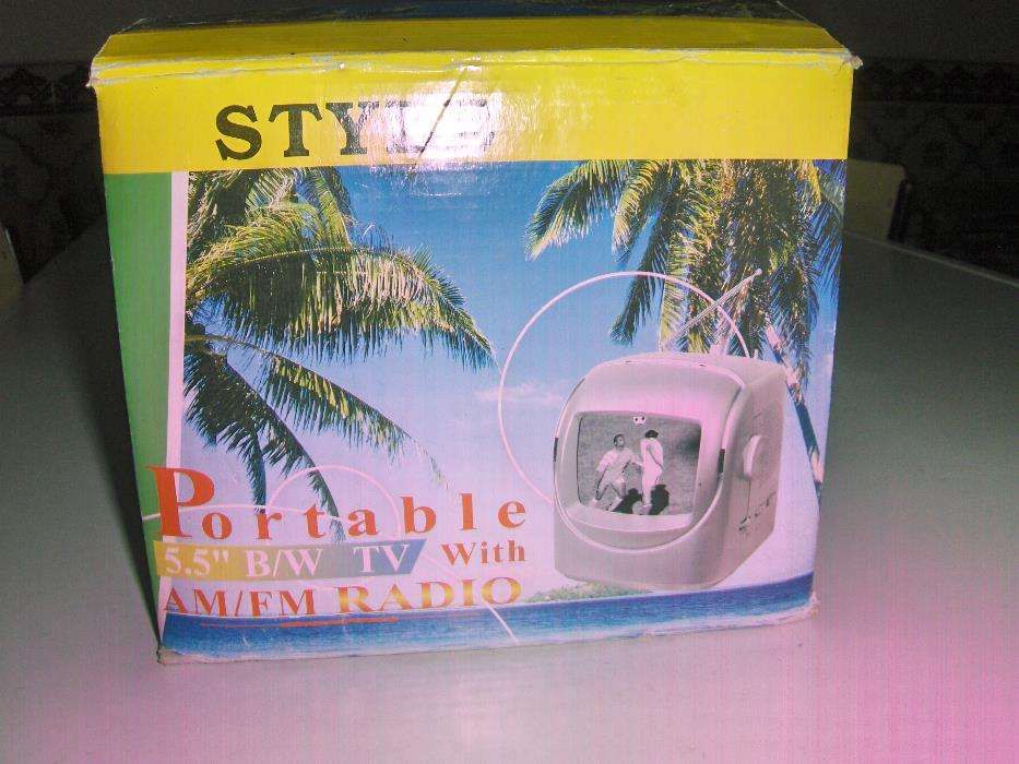 TV PORTÁTIL de 5,5 " e Rádio AM/FM, marca Style-NOVA na caixa original