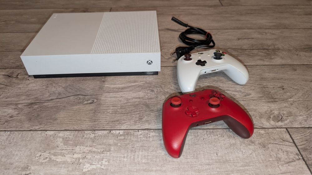 Xbox One S 1TB (bez napędu) z dwoma padami
