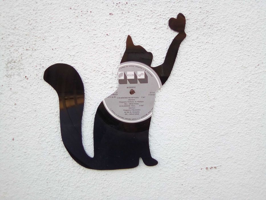 Silhueta Gato feita de um disco de vinil LP