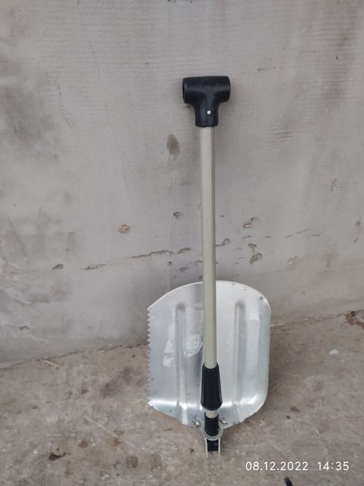 Продам компактну,складну, алюміневу лопату для машини.