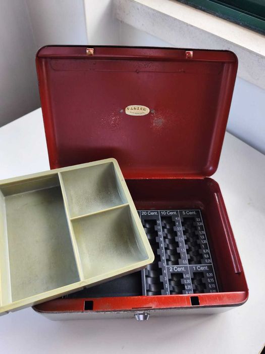 Cofre metálico pequeno