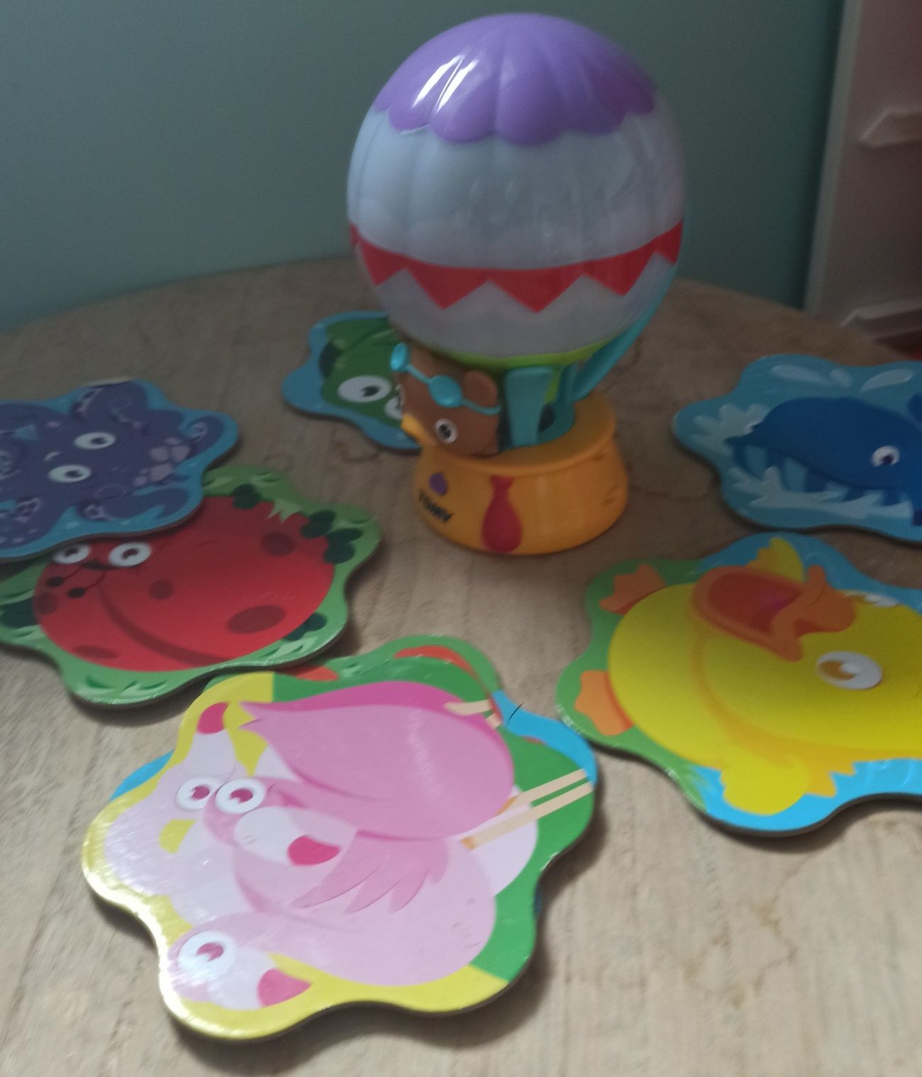 TOMY edukacyjny balonik uczy kolorów
