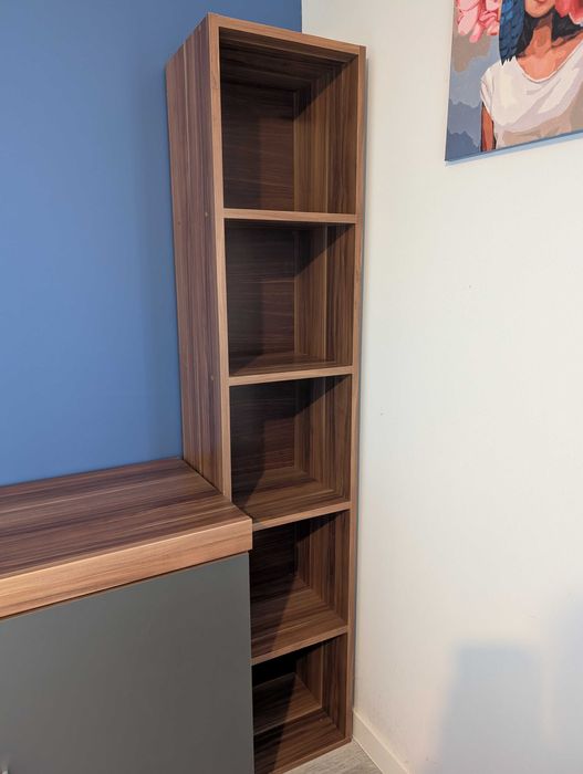 Używany regał na książki