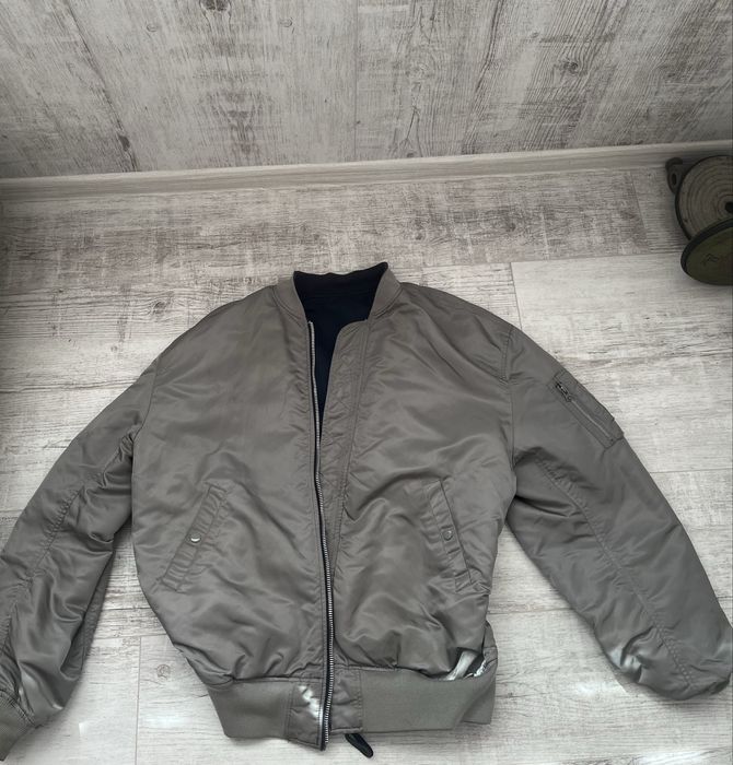 Продам бомбер Alpha industries