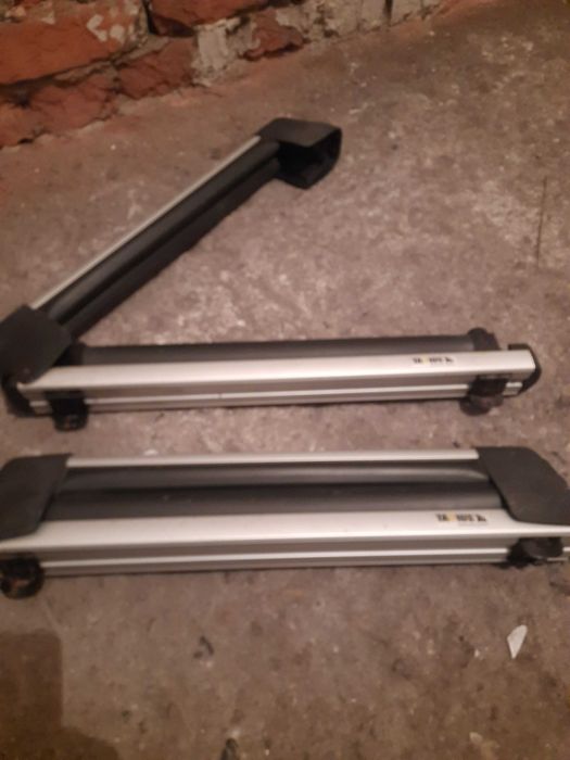 Bagażnik na 2 pary nart