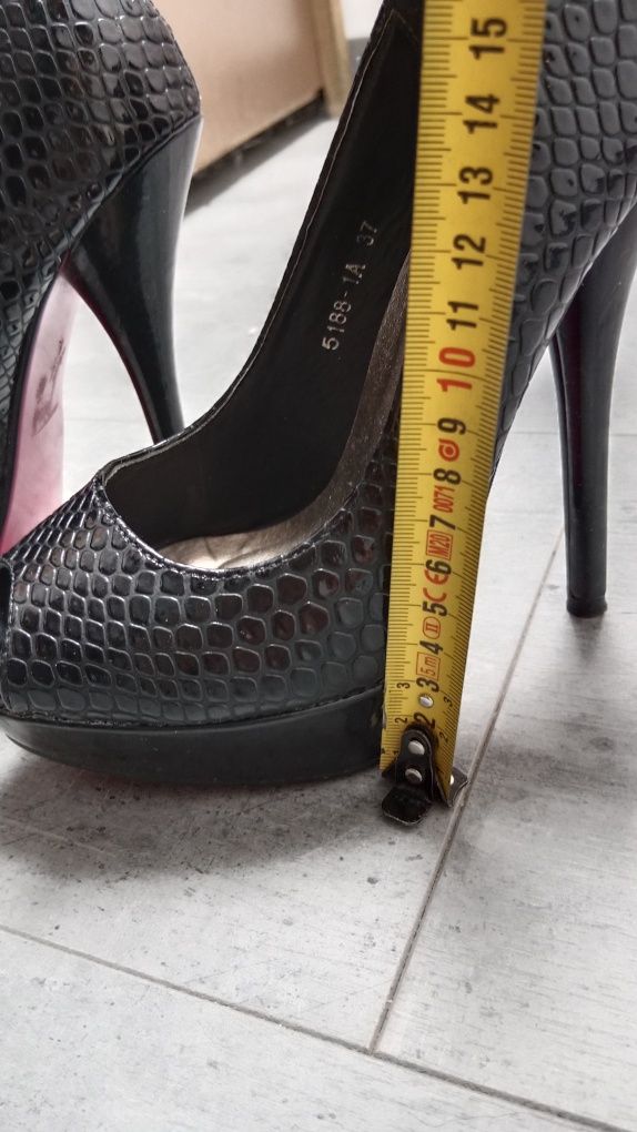 Buty na obcasie z odkrytmi palcami