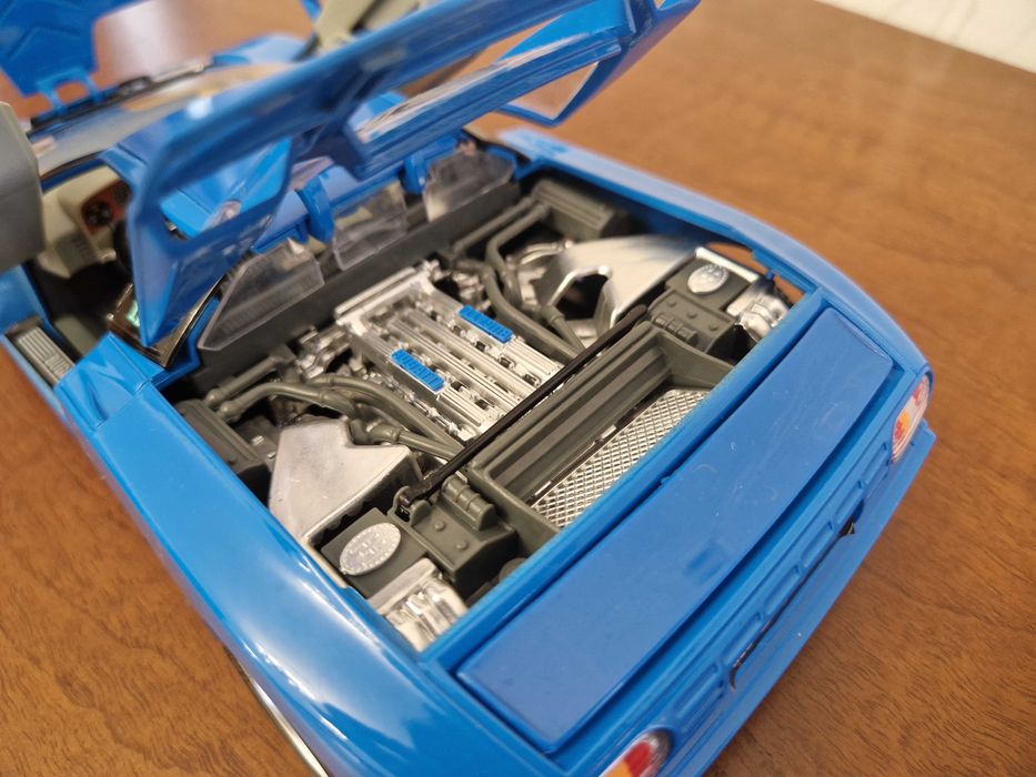 Лот №24 . Bugatti EB110. 1/18.Bburago