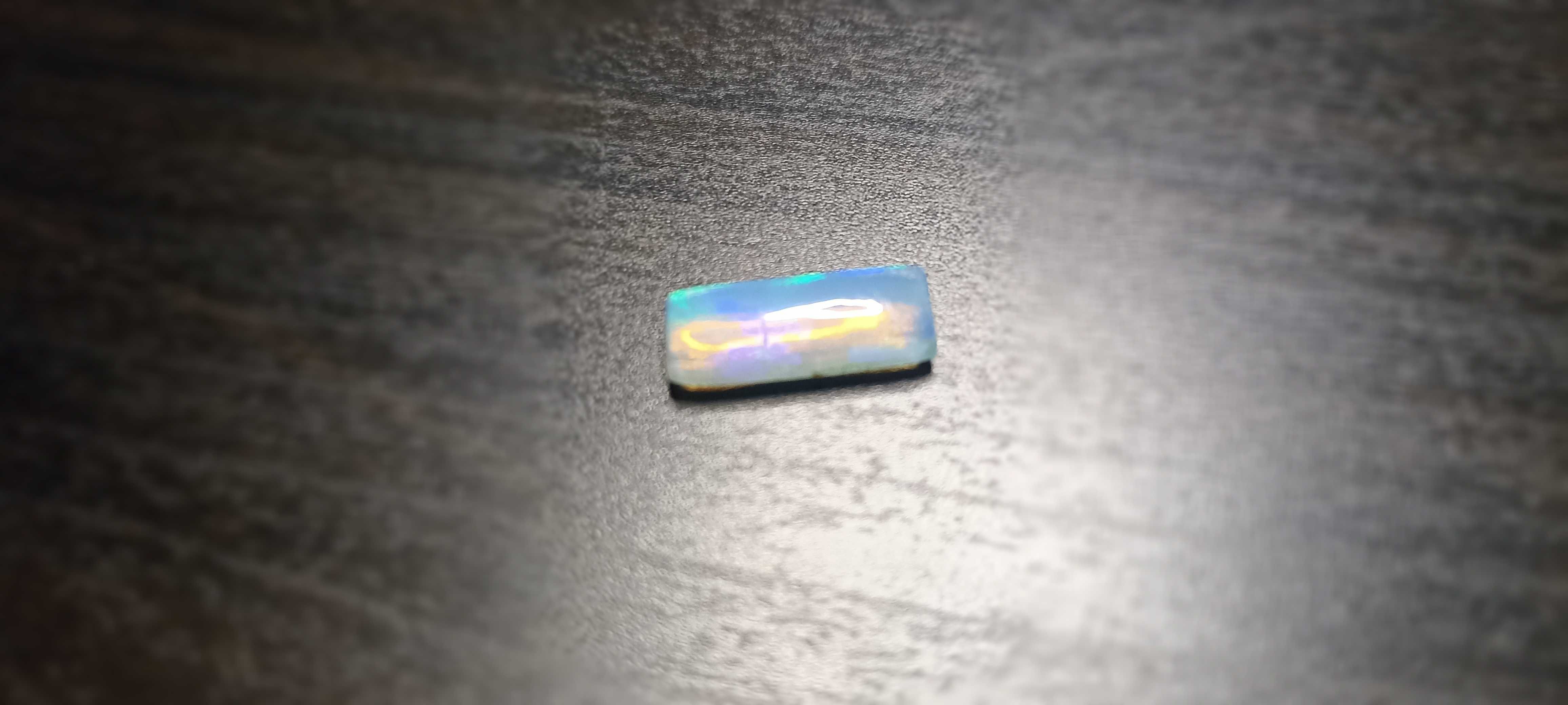 Opal z Etiopia Kaboszon 2,63 ct