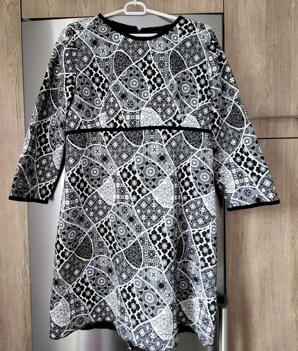 Sukienka wzorzysta czarno-biała