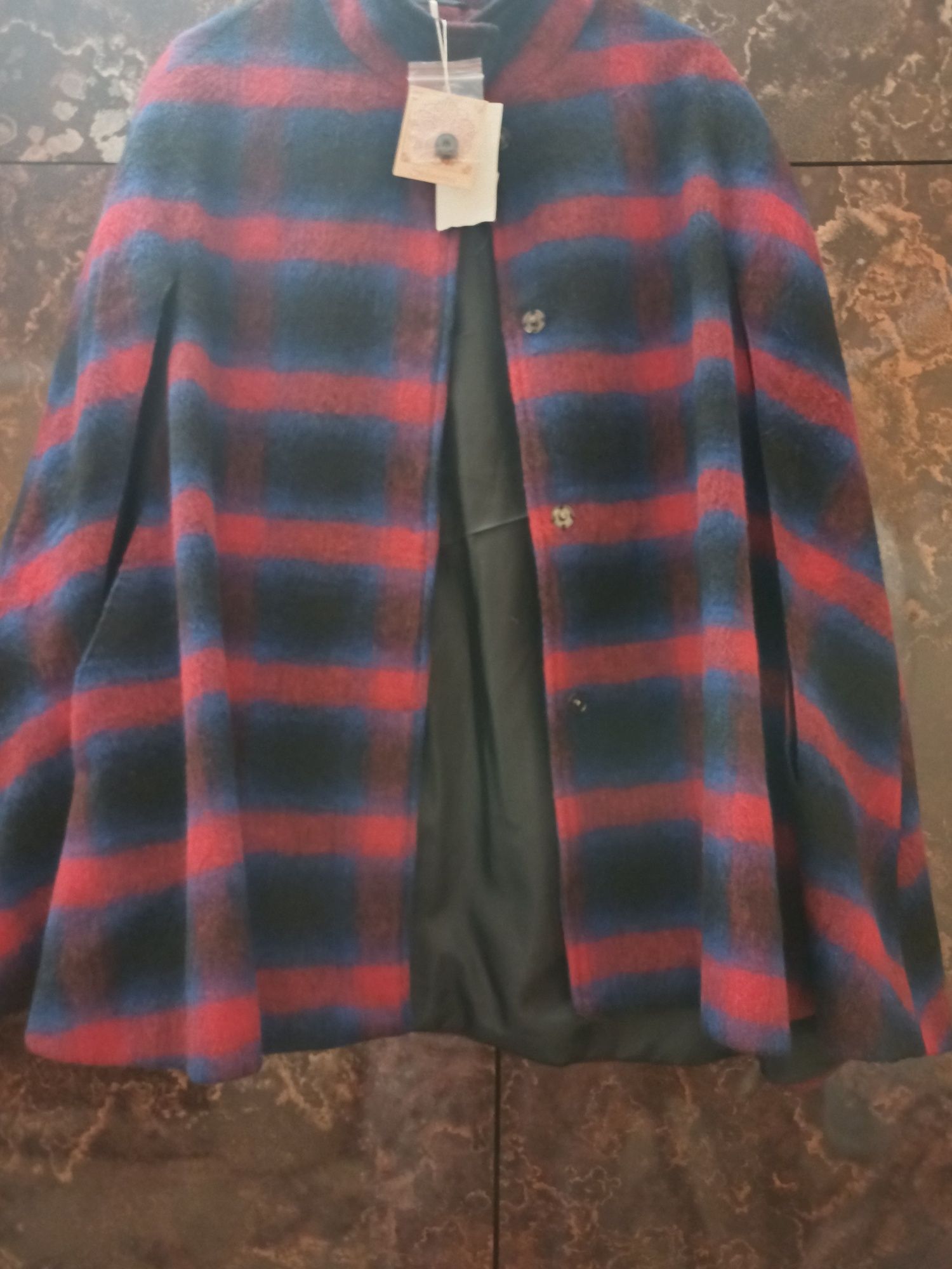 Capa em tons de azul escuro e vermelho
