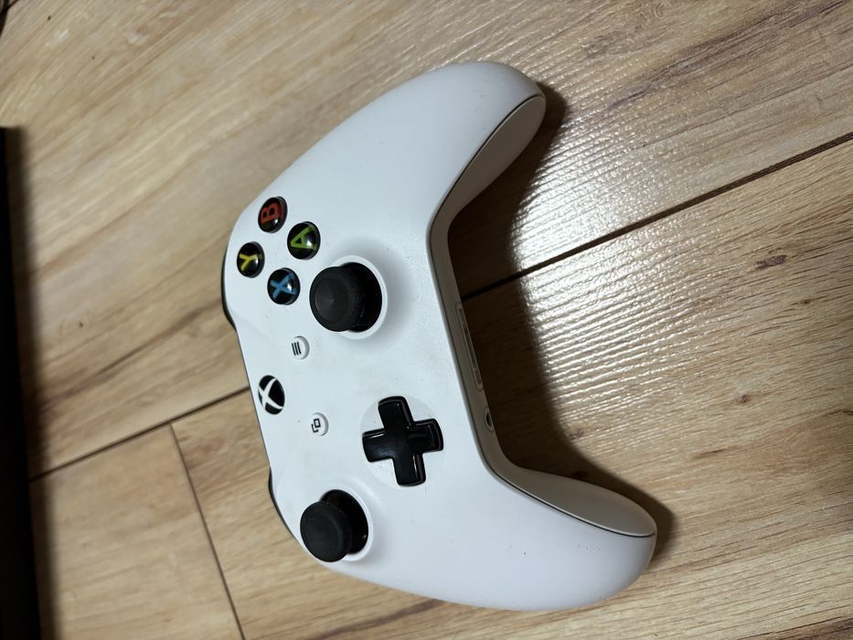 Xbox One X 1TB pad Gra