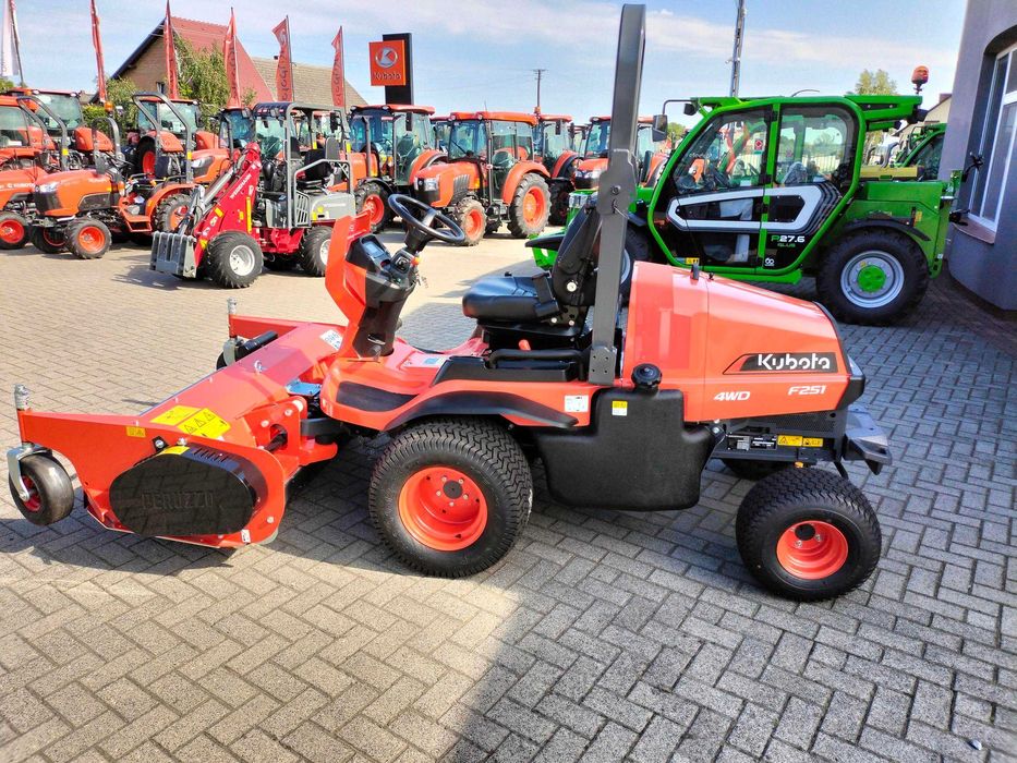 Kosiarka Kubota F251 4WD Nośnik narzędzi z agregatem TEG 1600 HD