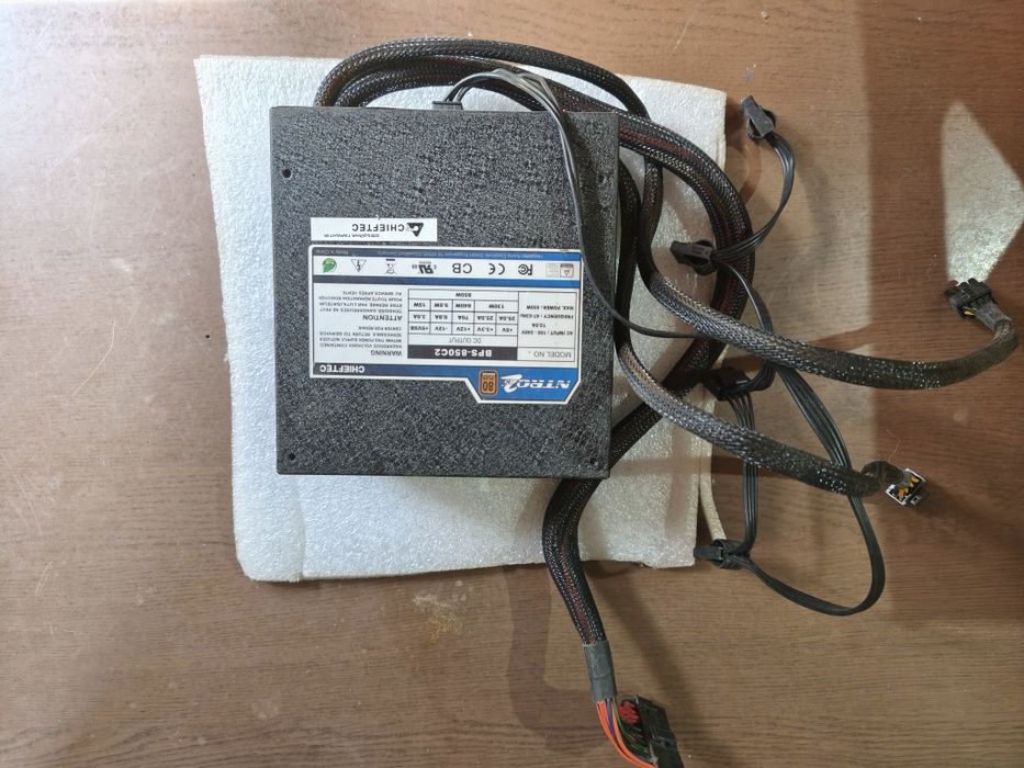 Блоки живлення для комп'ютера.