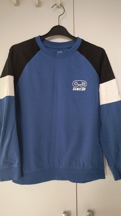 Bluza / koszulka z długim rękawem.