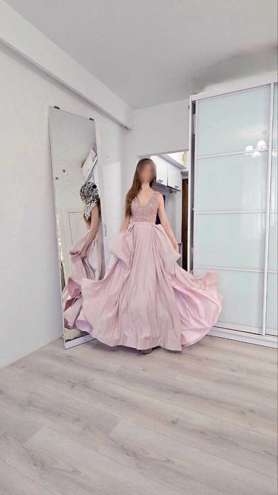 Блідо-рожева вечірня сукня/(плаття) на випускний з розрізом.