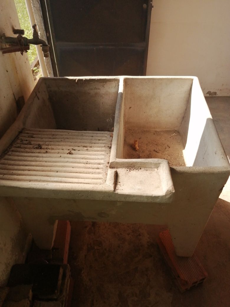 Tanque de lavar roupa duplo em cimento