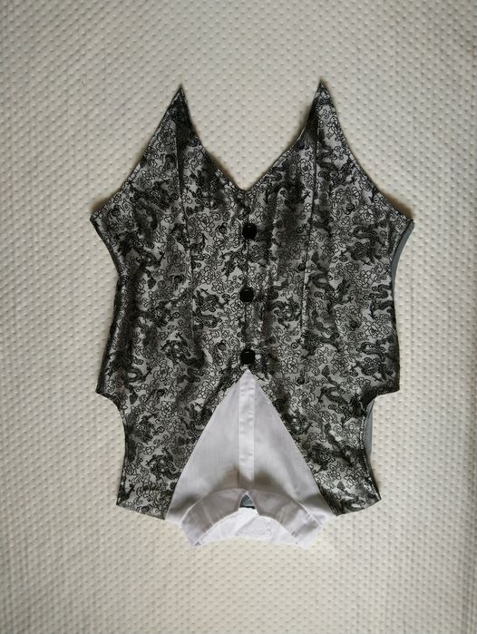 Карнавальний фрак з безрукавкою і капелюшком М розмір