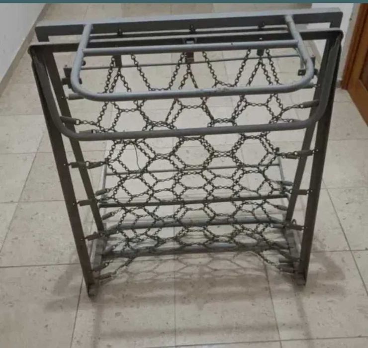 Cama em ferro dobrável