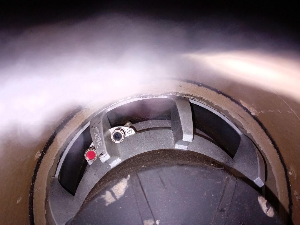 subwoofer, um da alpine outro magnat