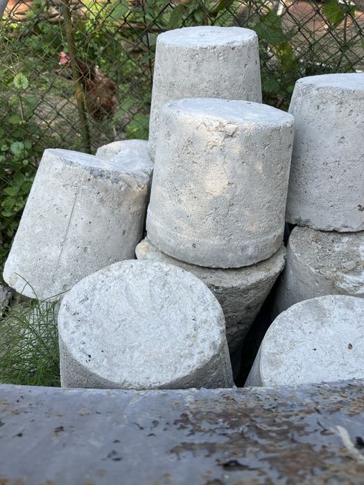 Бетонні сфери-відра