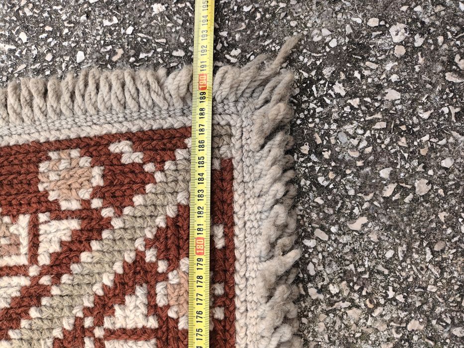 Carpete de Arraiolos  nas cores bege e tijolo