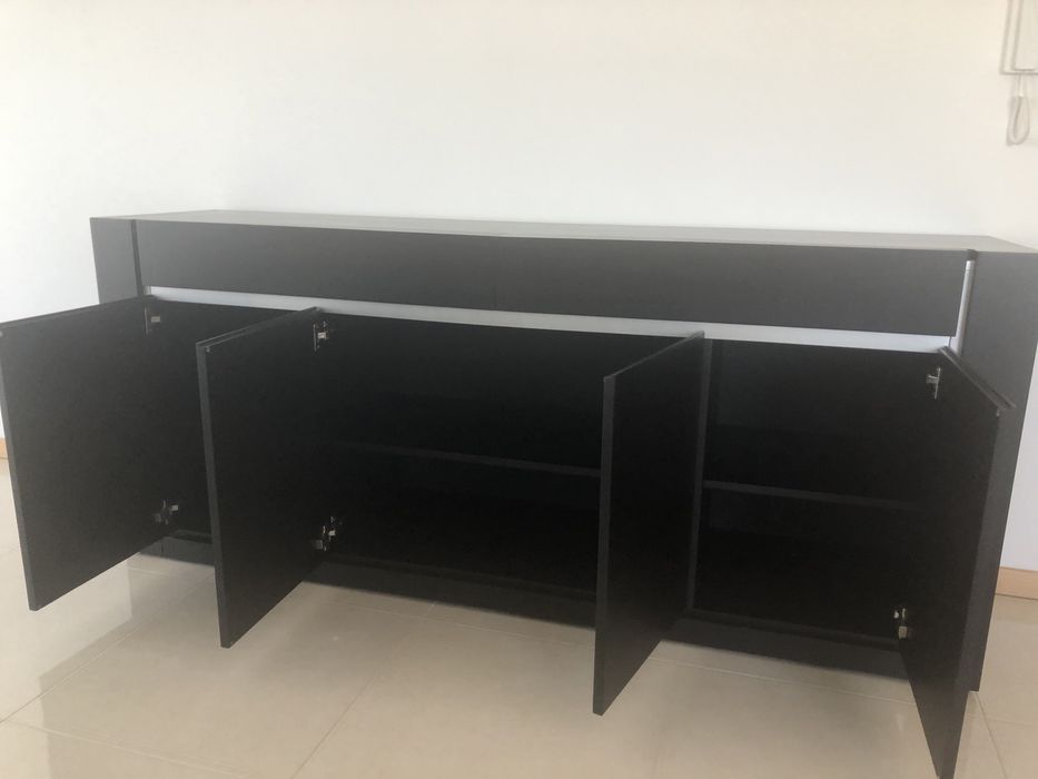 Mesa e aparador de sala de jantar