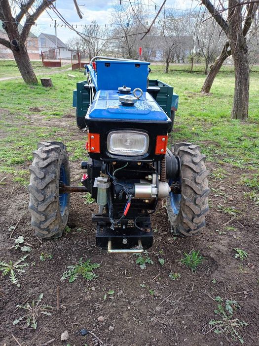 Продаєця мотоблок Zubr