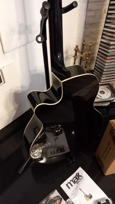 Mikołaj ! Gitara i wzmacniacz elektroakustyczna .Akcesoria