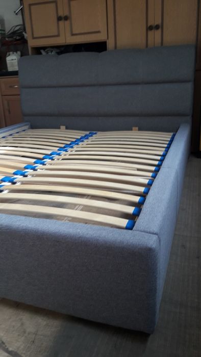 Nowe łóżko sypialniane z podnoszonym stelarzem