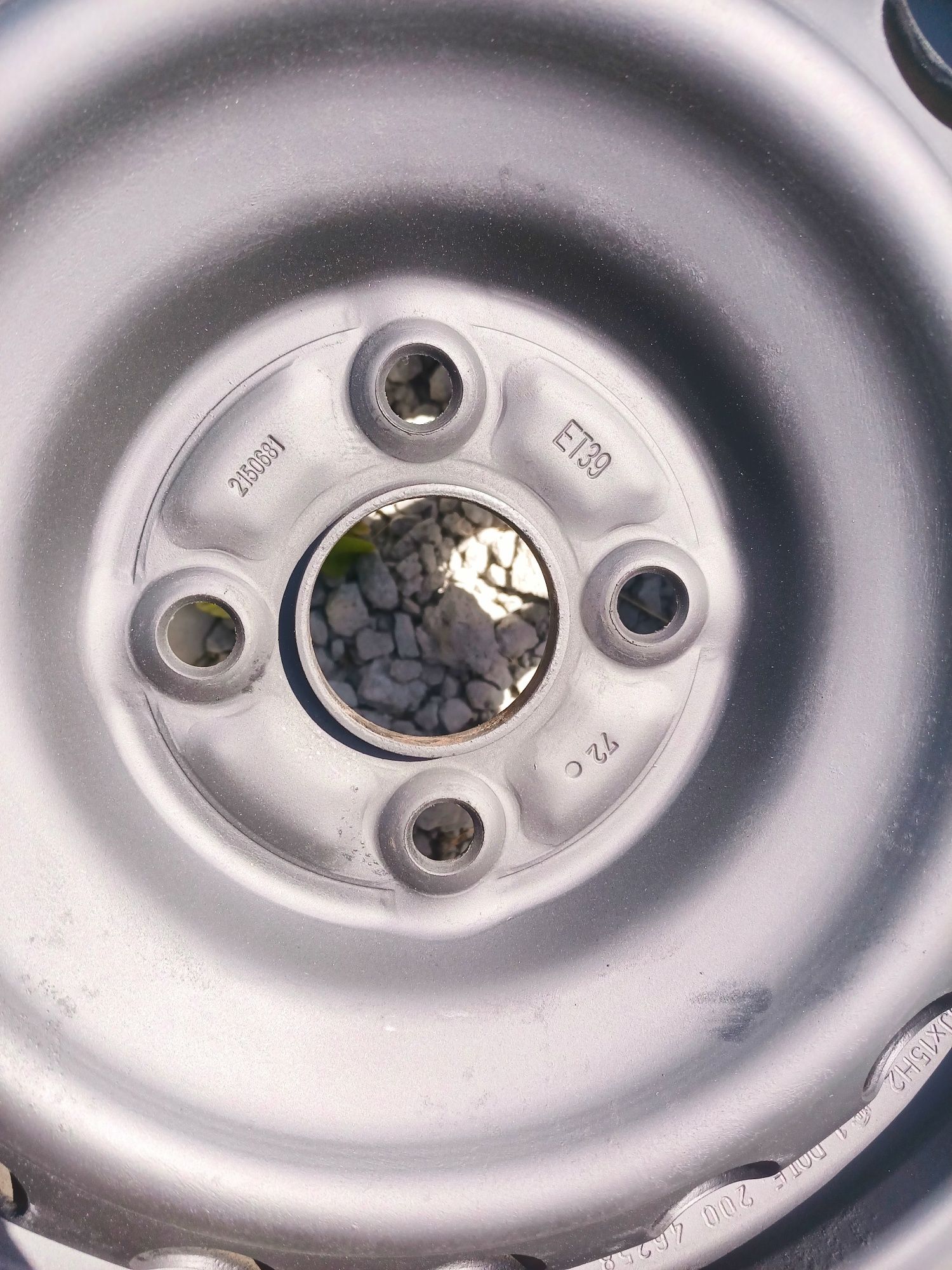15" 4x100 ET39 5J z czujnikami TPMS i kołpakami oryginalny zestaw.