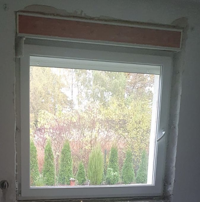 Okno z demontażu z roletą zewnętrzna