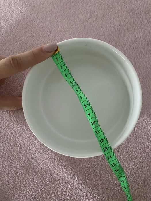 Białe miski ceramiczne dla psa kota z drewnianym stojakiem gratis