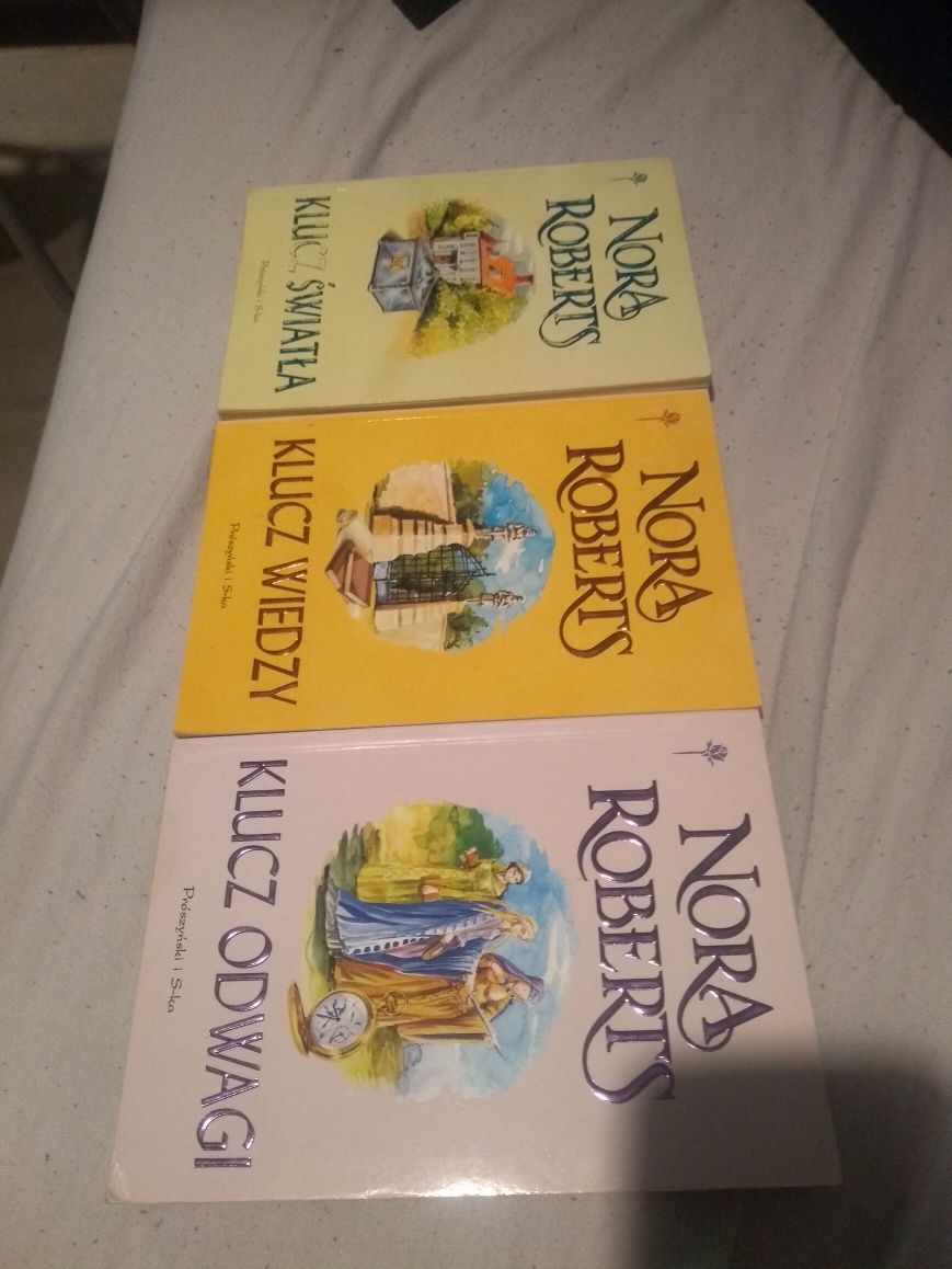 Nora Roberts trylogia: klucz wiedzy, światła i odwagi