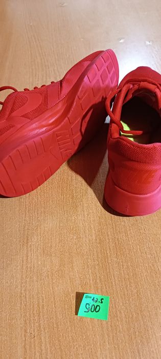 Продам майже нові кросівки