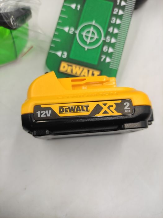 Na Lewara Laser 3-wiązkowy 3D DeWalt DCE089G