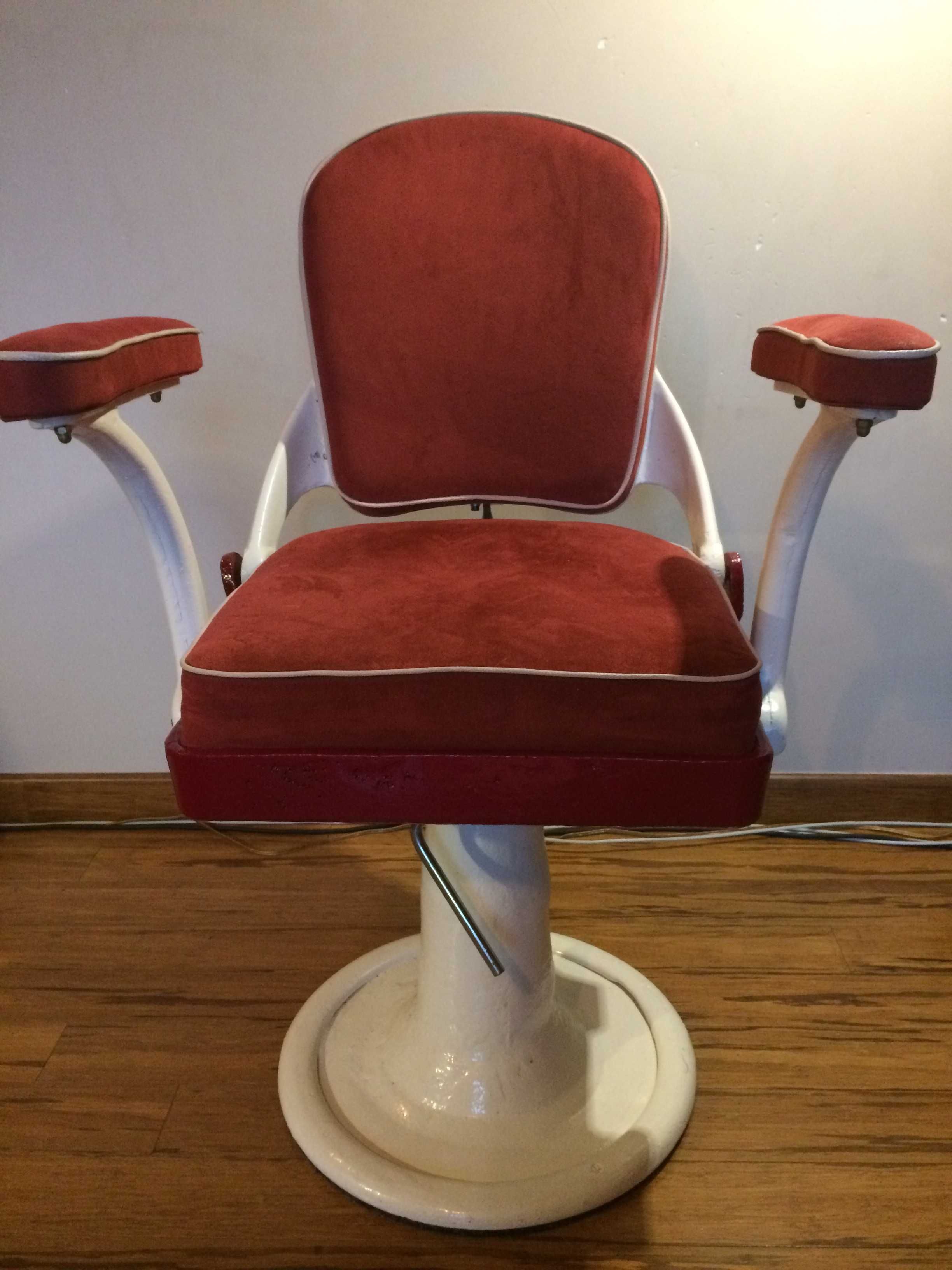 Odrestaurowany zabytkowy fotel barberski