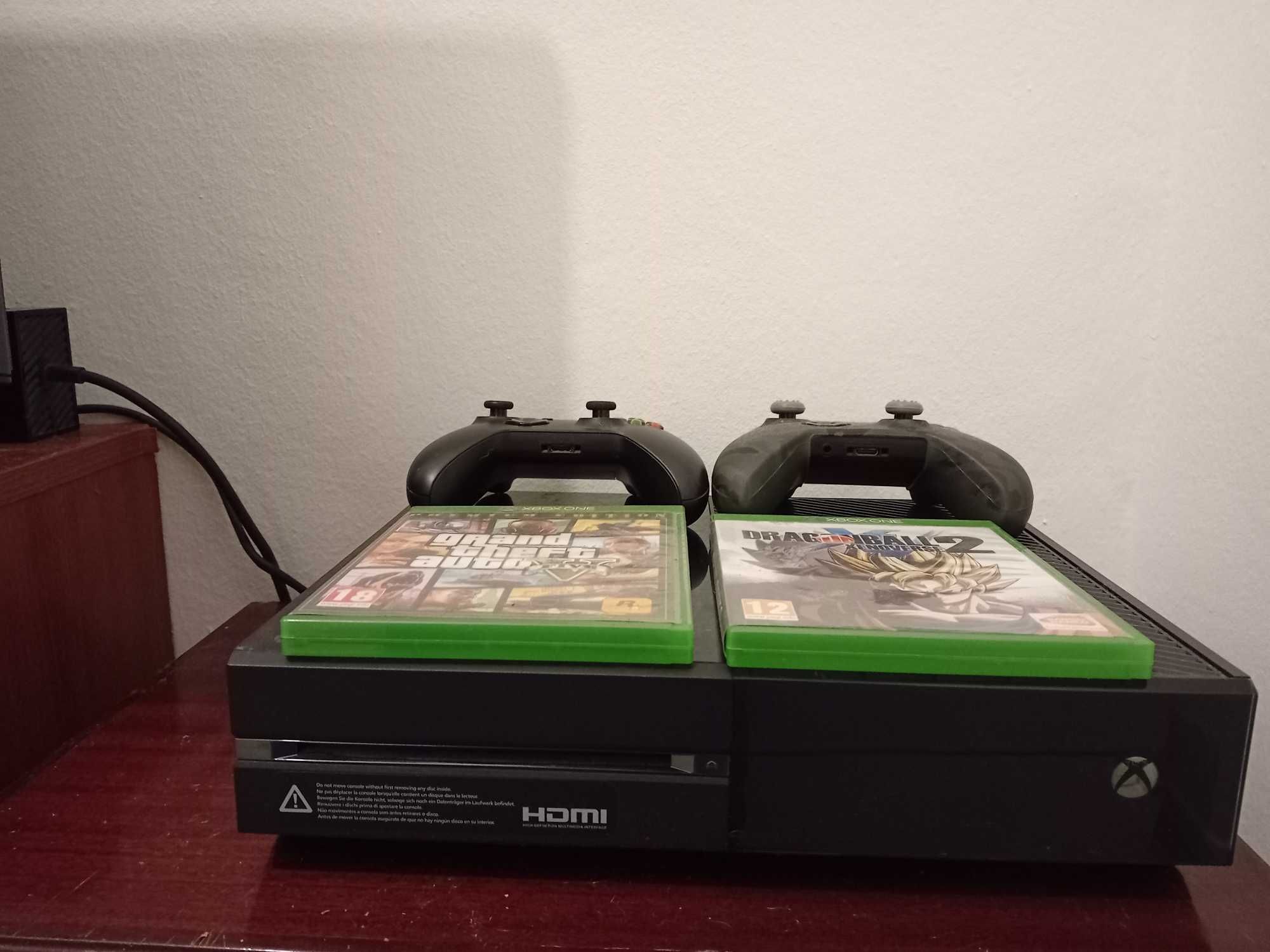 Vendo Consola Xbox one com dois jogos e dois comandos Preço 120€.