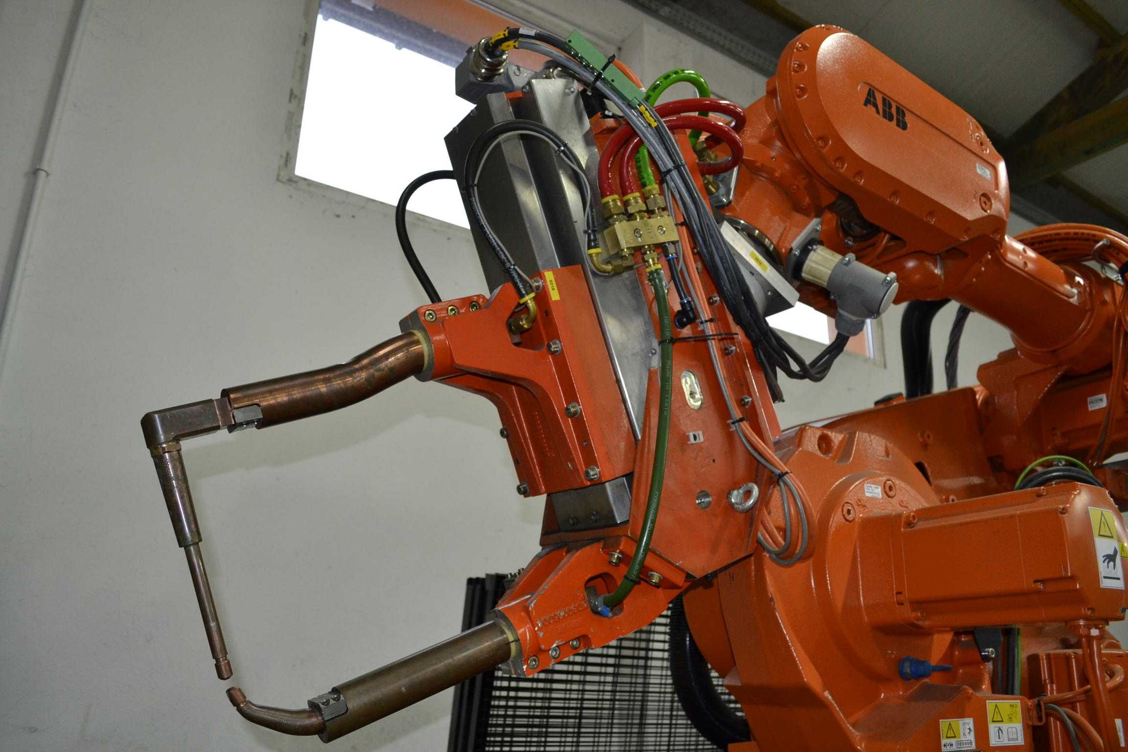 Robot ABB  Zrobotyzowane Stanowisko zgrzewania punktowego