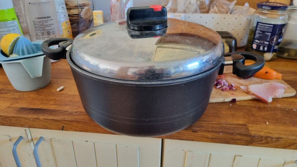 Garnek żeliwny tytanowy 30 cm Eurolux Titanium